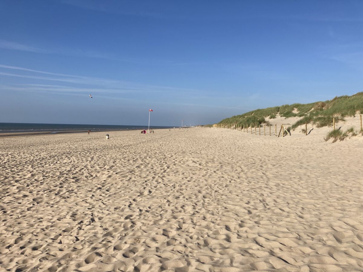 kilometerlanger Sandstrand mit Dünenlandschaft