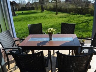 Terrasse mit Blick in den Garten