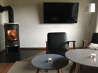Kamin und großer Fernseher