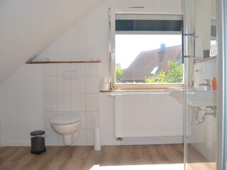Badezimmer mit Dusche im OG