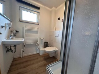 Badezimmer mit Dusche im EG