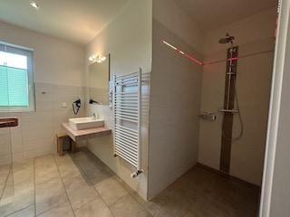 großes Badezimmer mit ebenerdiger Dusche