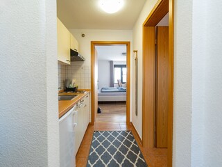 Steuerbord Flur mit Küchenzeile