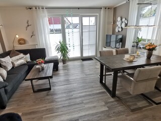Heller Wohnbereich mit Terrassenzugang