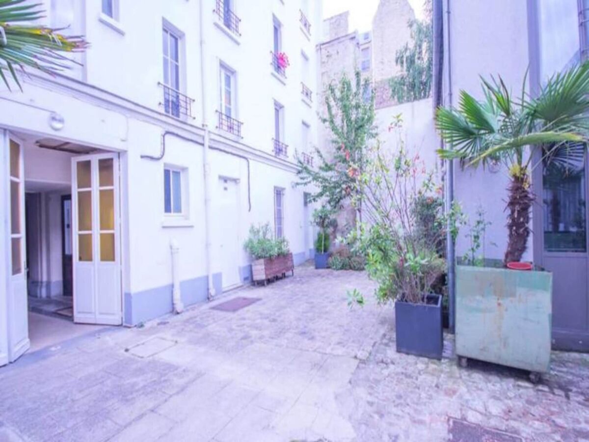 Apartment Paris Outdoor Recording 1