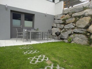 private Terrasse mit Liegewiese