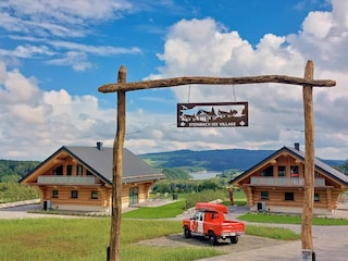 Eingangstor Steinbach See Village mit Pickup und Seebli