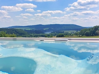 ganzjährig nutzbarer Whirlpool mit  Blick in die Natur