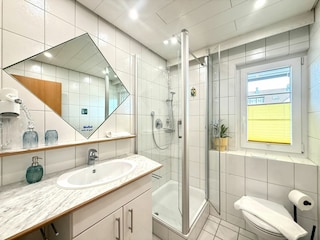 Badezimmer mit Dusche