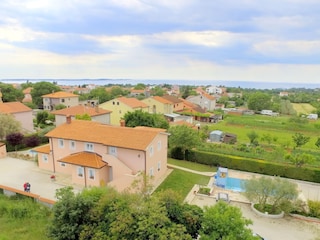 Garten, Pool und Blick auf Brioni
