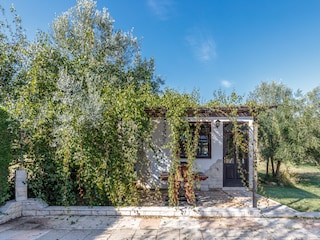 Gartenhaus mit überdachter Terrasse und Grillkamin
