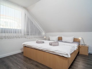 Schlafzimmer mit Doppelbett