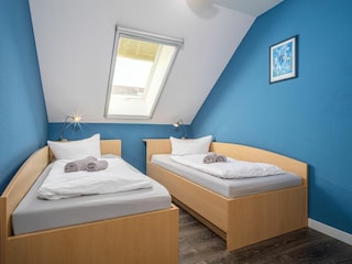 Schlafzimmer mit zwei Einzelbetten