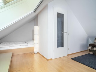 Wohn-/Schlafbereich mit französischem Bett (1,40m breit)