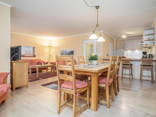 Essbereich mit Blick ins Wohnzimmer