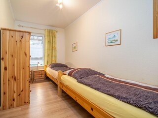 Schlafzimmer mit zwei Einzelbetten