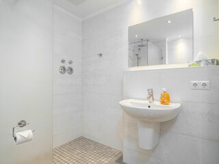 Badezimmer mit ebenerdiger Dusche