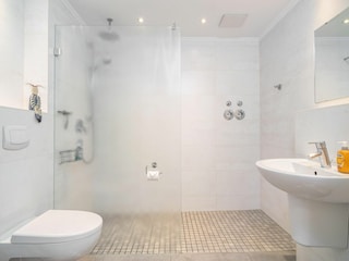 Badezimmer mit ebenerdiger Dusche