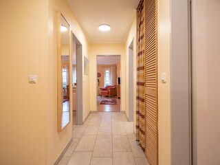 Flur mit Blick zum Wohnzimmer