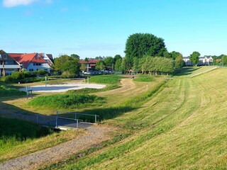 Beachvolleyball am Deich