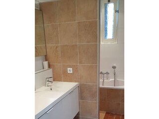 das 1e Badezimmer mit Dusche, Bad und 2 Waschbecken