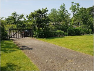 der Garten mit Auffahrt