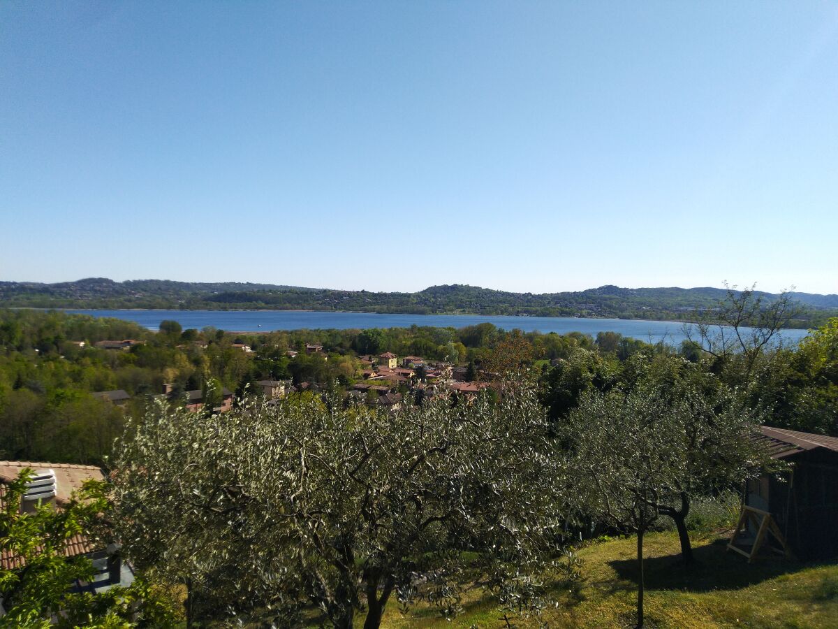 lago  Varese  dalla cima della collina nella proprietà