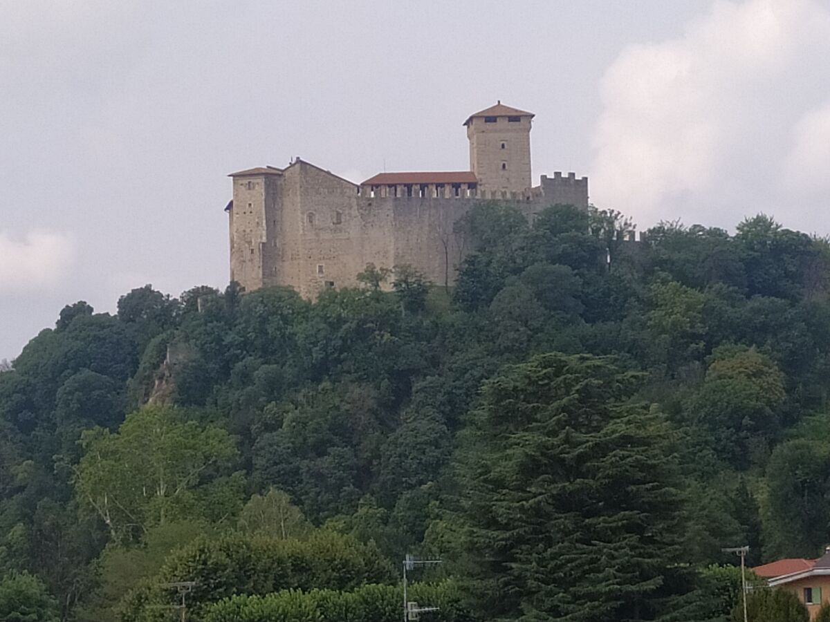 la rocca di Angera, a 20km dalla casa