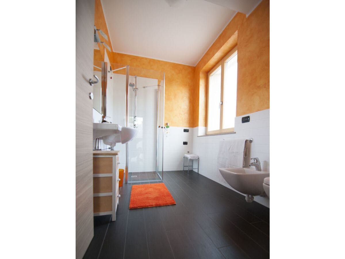 Orangefarbenes Badezimmer