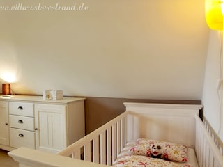 2. Schlafzimmer im Obergeschoss mit Kinderbett