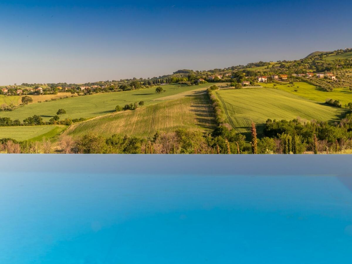 Pool mit Panoramablick