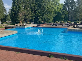 Springbrunnen im Ferienpark mit Picknick Ecke