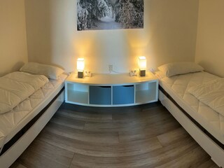 Sleeping area with 2 single beds