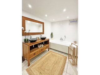 Badezimmer mit Doppelwaschtich