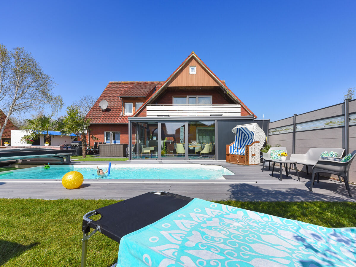 Pool und rezeption um die Ecke