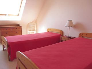Schlafzimmer im Obergeschoss mit 2 Einzelbetten