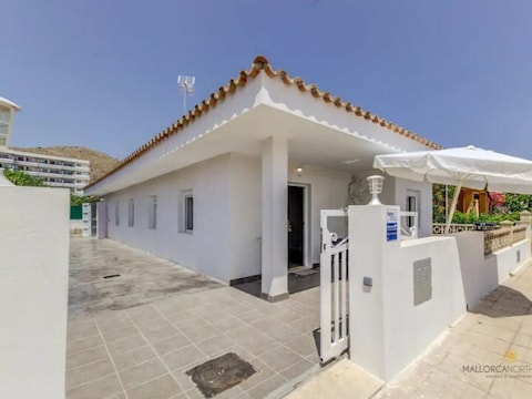 Villa Casablanca: Encanto costero con piscina y te