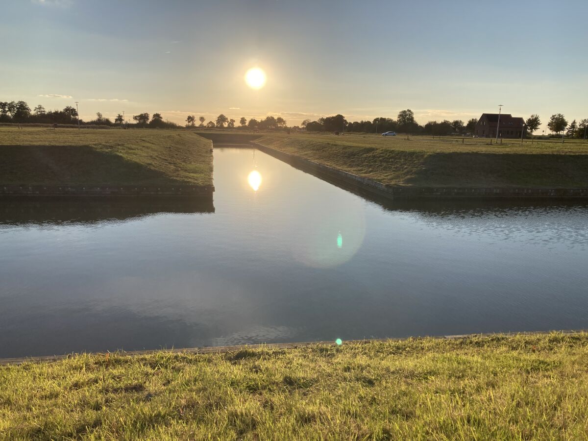 Blick auf den Siel bei Sonnenuntergang