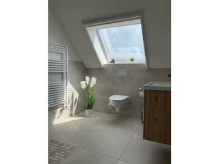 komfortables, helles Badezimmer