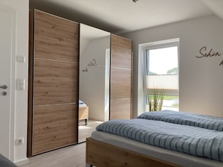 Schlafzimmer 1 mit großem Kleiderschrank