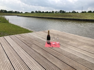 Blick vom Steg auf das Wasser
