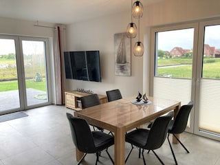 helles, modernes Wohn-/ Eßzimmer