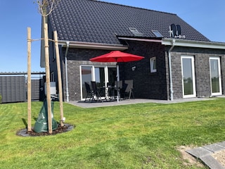 Blick auf die sonnige Terrasse (Süd-West-Ausrichtung)