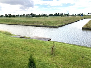 Blick aus dem Garten auf das Wasser