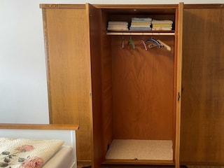 Kleiderschrank - Platz für Ihr Gepäck