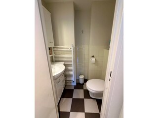 Separates WC mit Waschbecken (auf der gleichen Etage wi