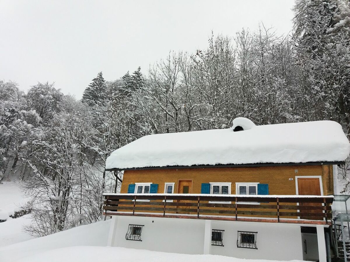 Ferienhaus Bachhüsle tief verschneit