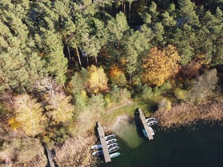 Blick auf Badestelle, Boote, Stege