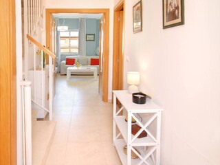 der helle Flur zu Wohnzimmer