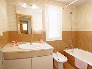 Bad 1 mit Badewanne, Dusche Waschbecken und WC